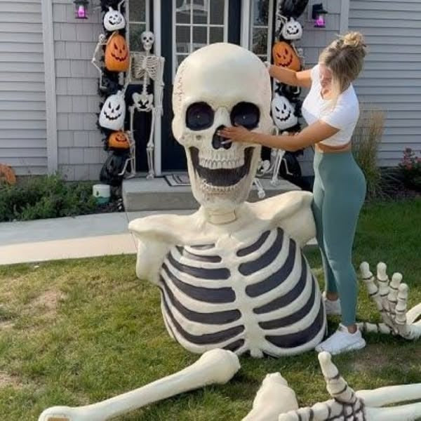 Oferta de Halloween para madrugadores: esqueleto gigante con ojos brillantes y sonidos espeluznantes